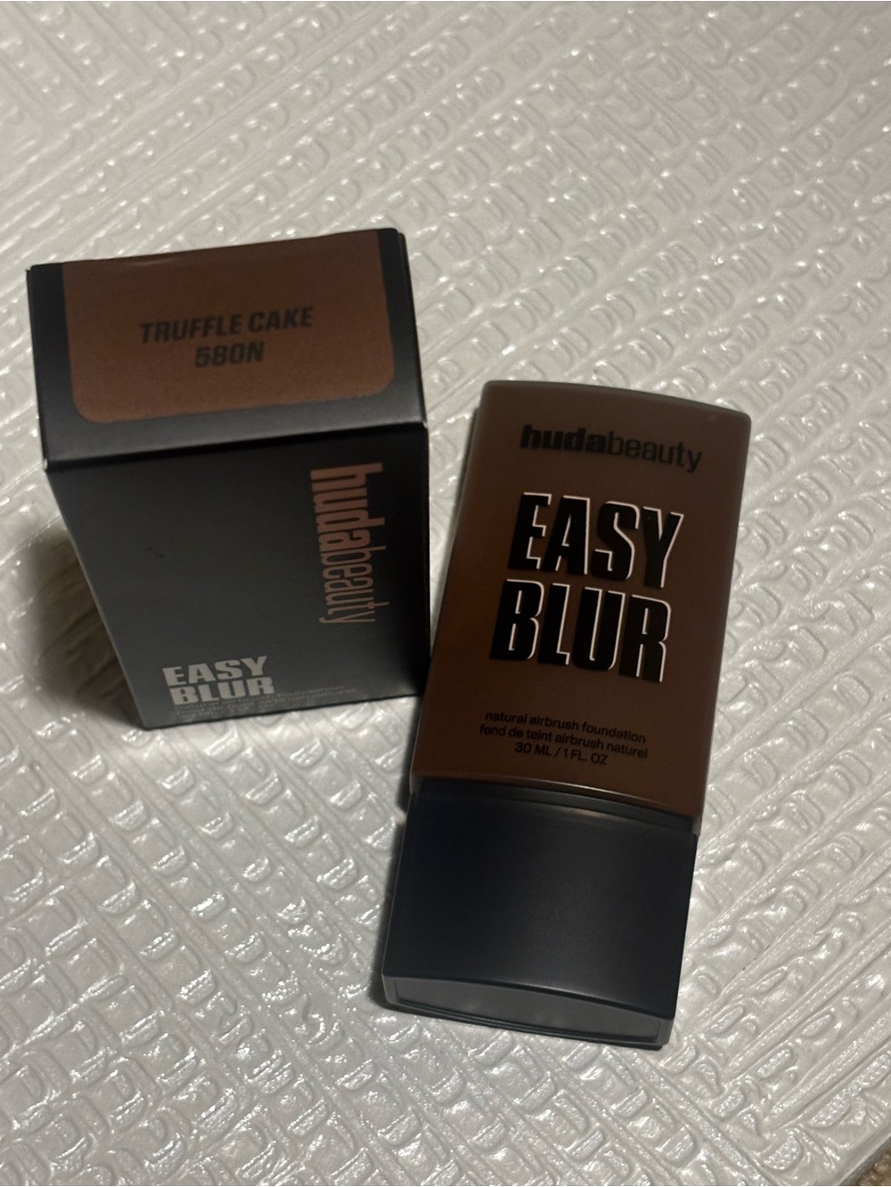 HUDA BEAUTY Easy Blur Foundation - Truffle Cake 580N (Brown)